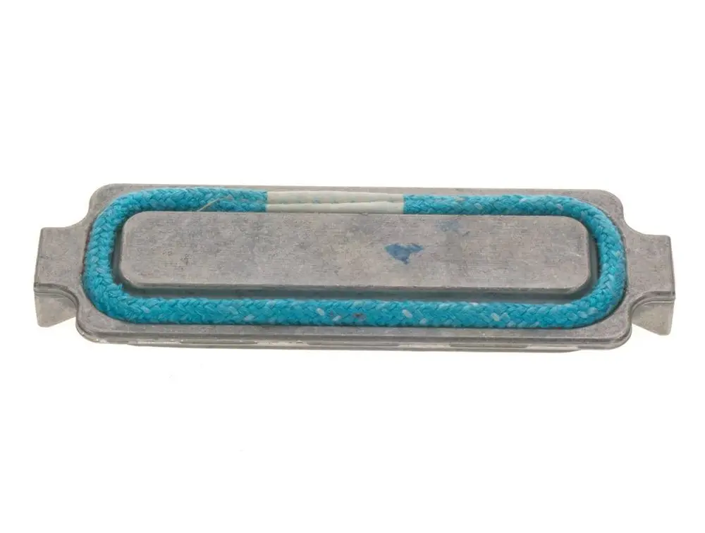 Metalldeckel mit blauer Umrandung, beschriftet, vermutlich für ein Fahrzeug von Bosch, zur Abgasführung.